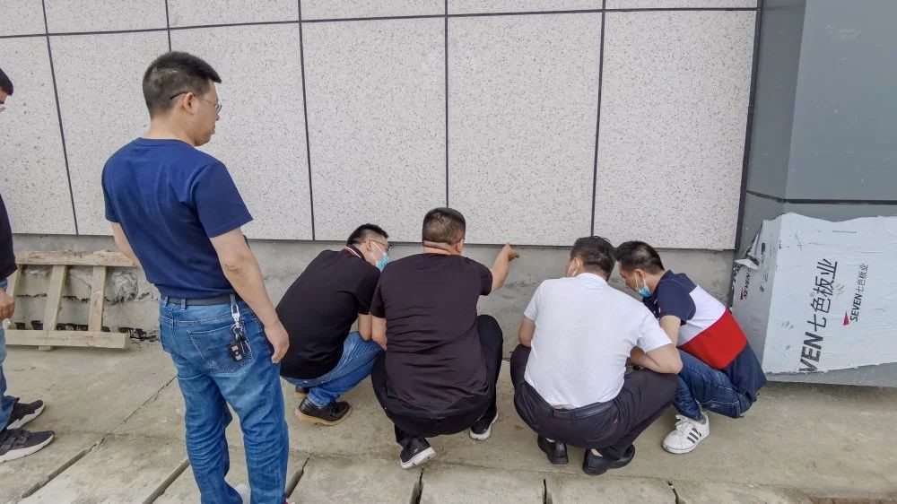 黃總與考察組進行現場技術交流